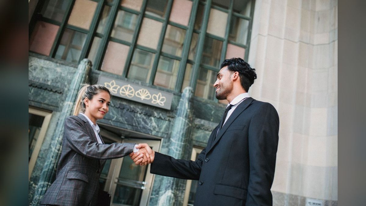 How do I move from closing deals as an IC to coaching reps on deal closure — figure 4