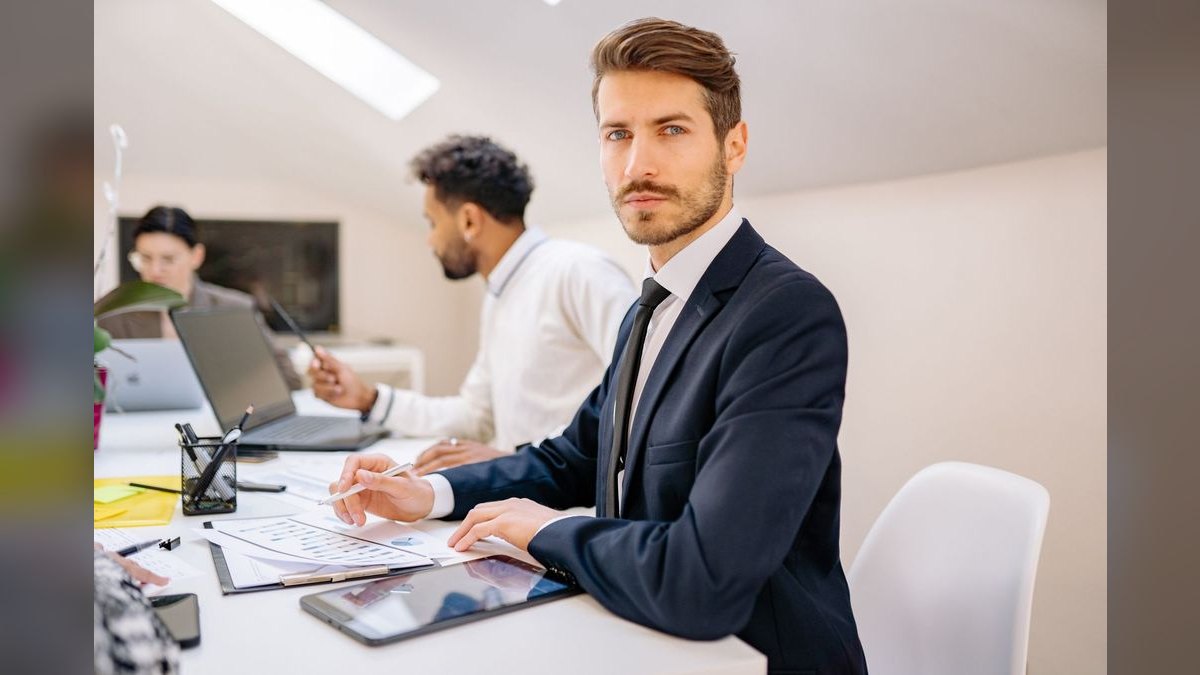 When should we hire the second-line sales manager, and what's the right span of control — figure 4