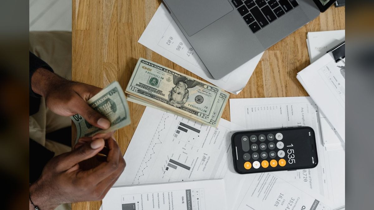 How do deal-desk and finance teams align on discount authority and deal structuring — figure 5