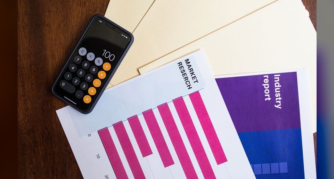 How do deal-desk and finance teams align on discount authority and deal structuring?