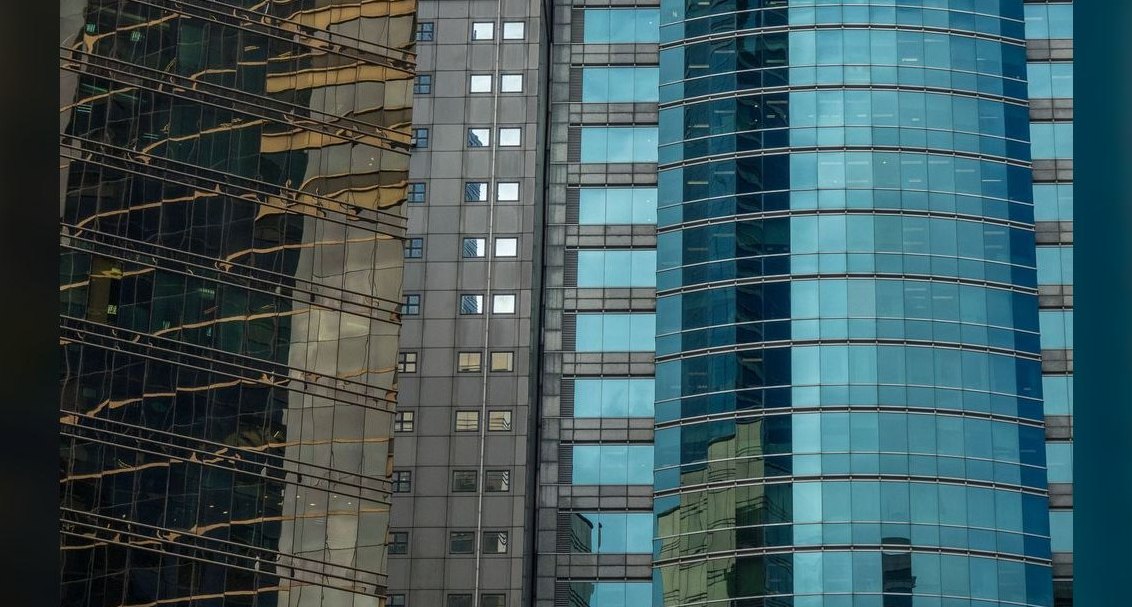For a founder with sales experience vs a non-sales founder building a sales org for the first time, does the case for de