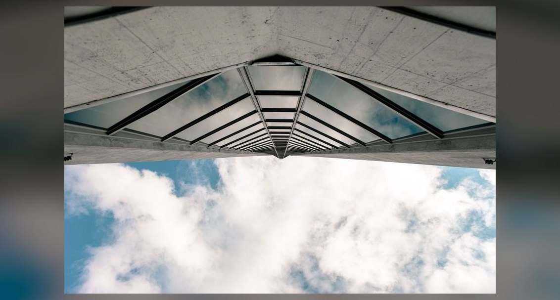 How do you decouple gross retention from net revenue retention to find hidden churn in 2027?