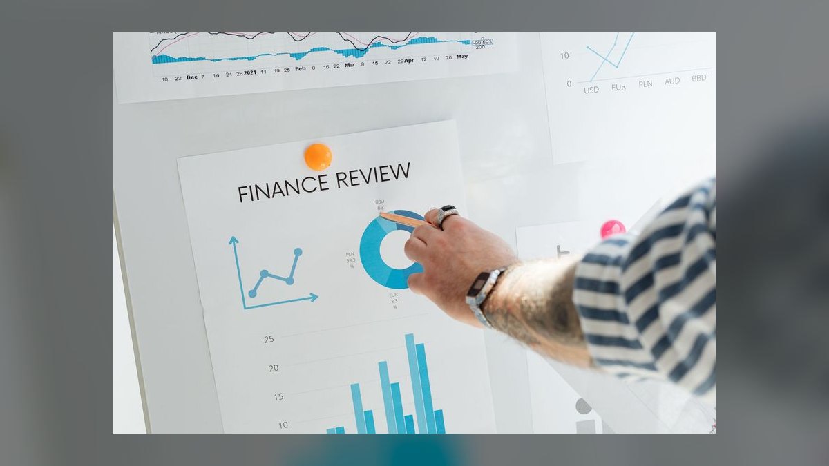 Pipeline Review Cadence for SaaS Sales in 2027 — figure 9