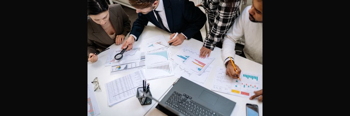 How to run weekly forecast calls that lift forecast accuracy 20 points in 2027