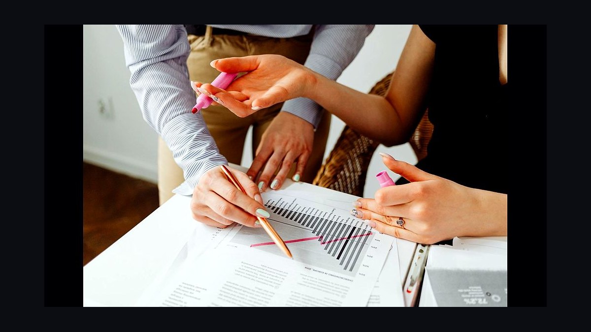 How to structure quarterly business reviews with key strategic customers in 2027