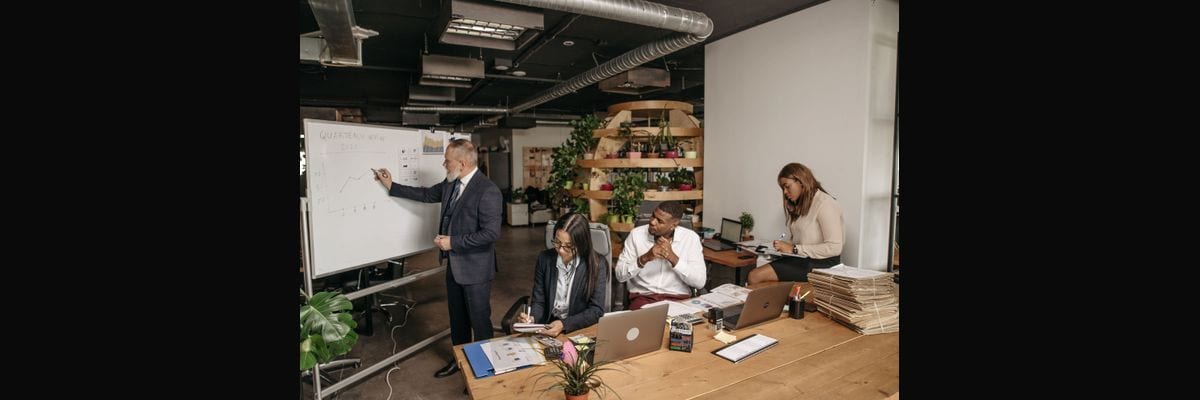 How to structure quarterly business reviews with key strategic customers in 2027