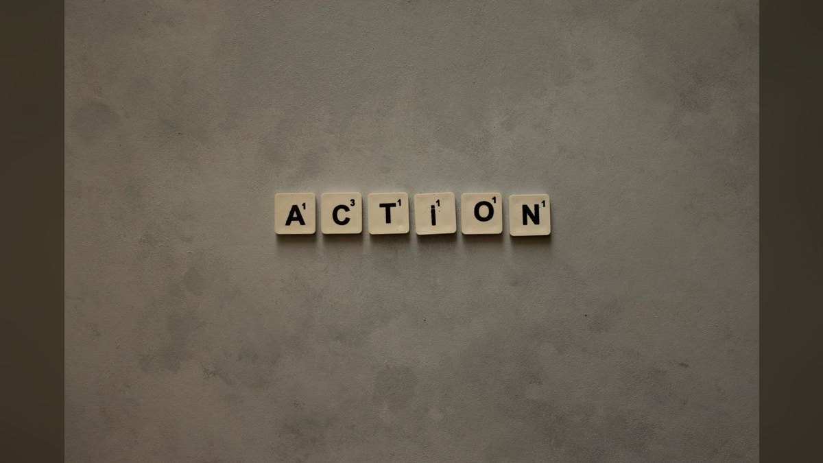 Health Score to Action Playbook Architecture in 2027 — figure 1