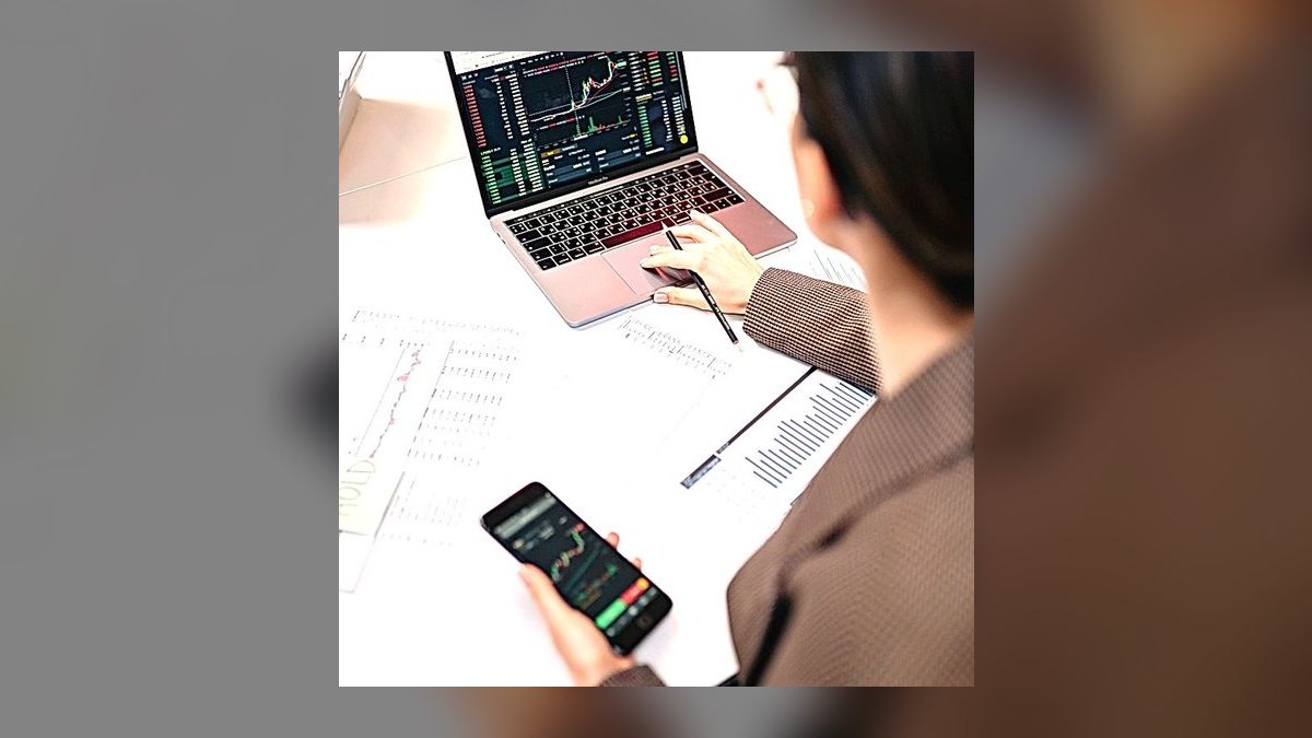 How do you architect revenue operations for Legal in 2027 — figure 8