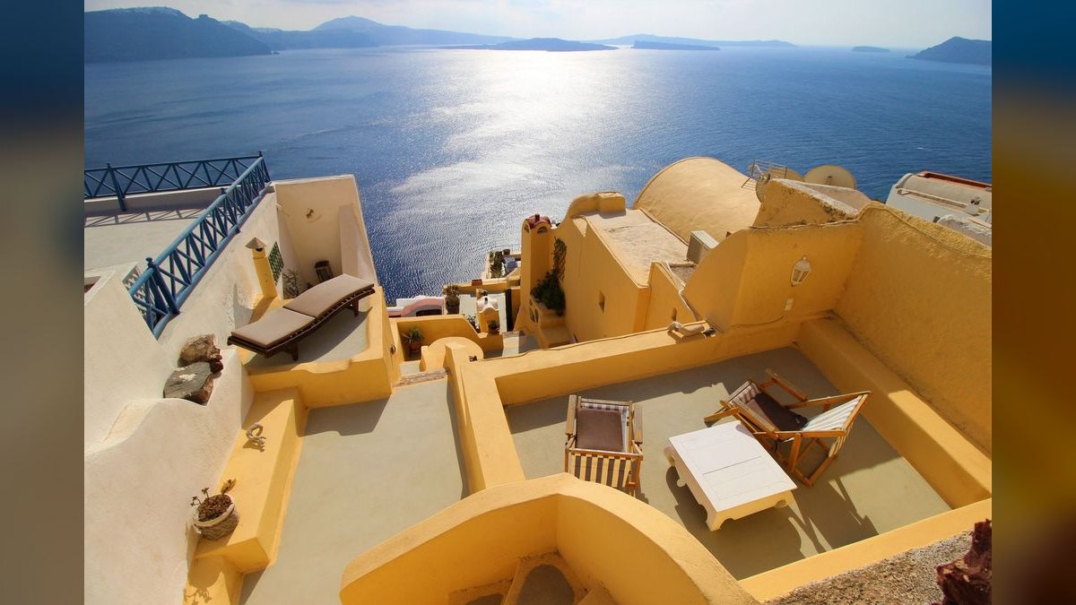 The 10 Best Luxury Resorts in Santorini, Greece (2026) — figure 1