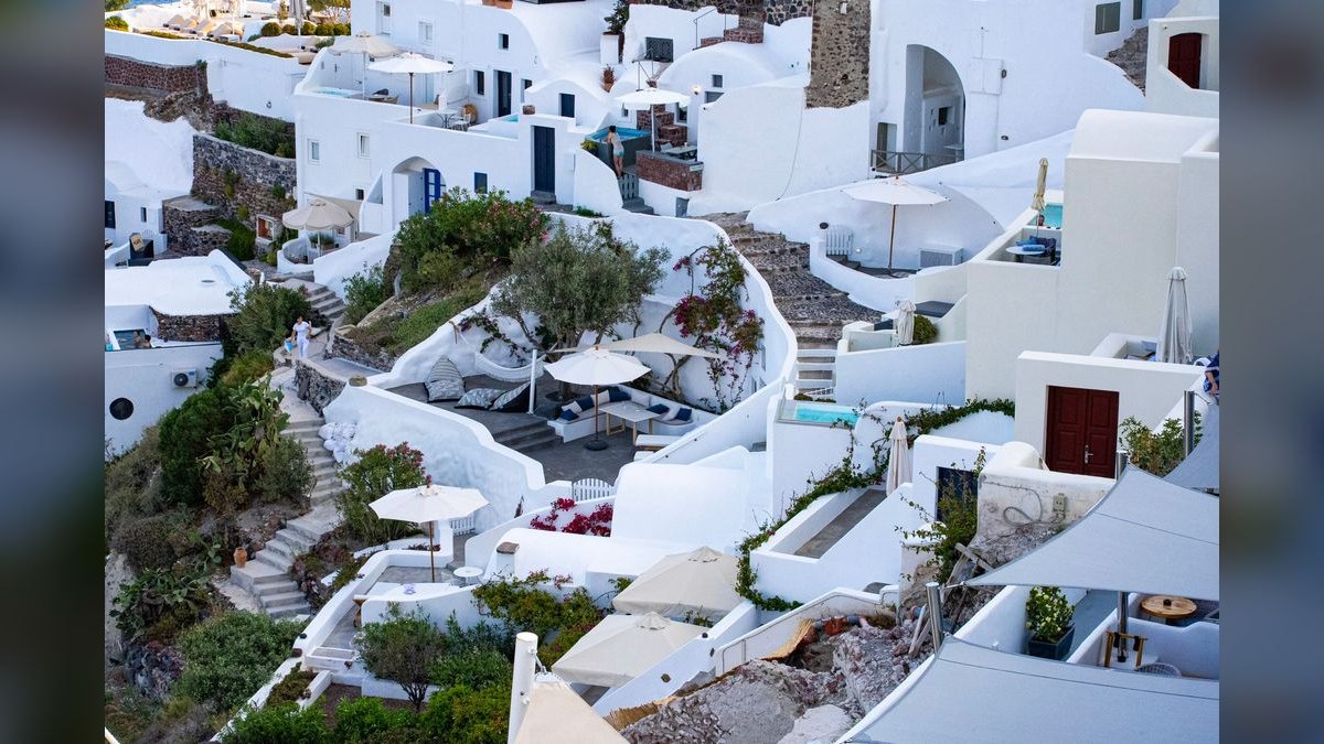 The 10 Best Luxury Resorts in Santorini, Greece (2026) — figure 3