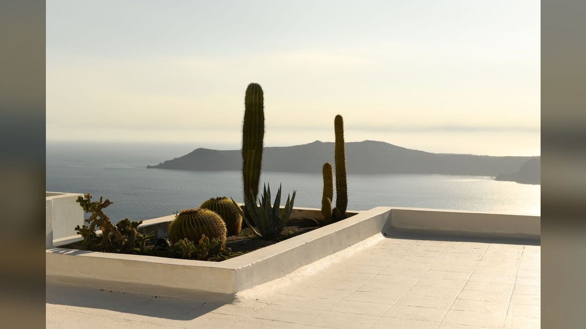 The 10 Best Luxury Resorts in Santorini, Greece (2026) — figure 4