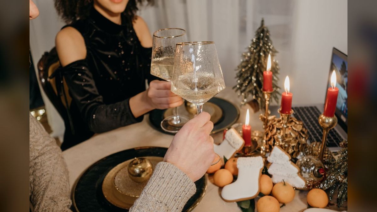 A Toast to Kick Off a Holiday Family Dinner — figure 1