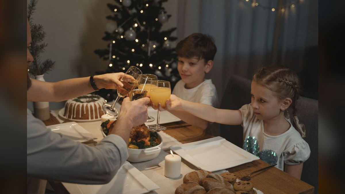 A Toast to Kick Off a Holiday Family Dinner — figure 2