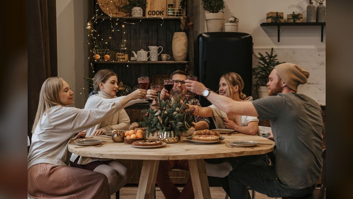 A Toast to Kick Off a Holiday Family Dinner — figure 3