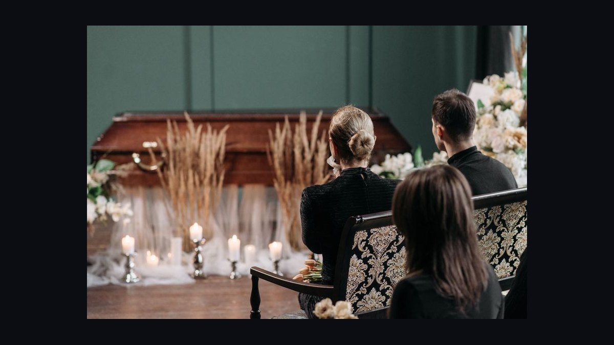 A Eulogy vs. a Celebration of Life Speech: Which Fits the Occasion Better in 2027