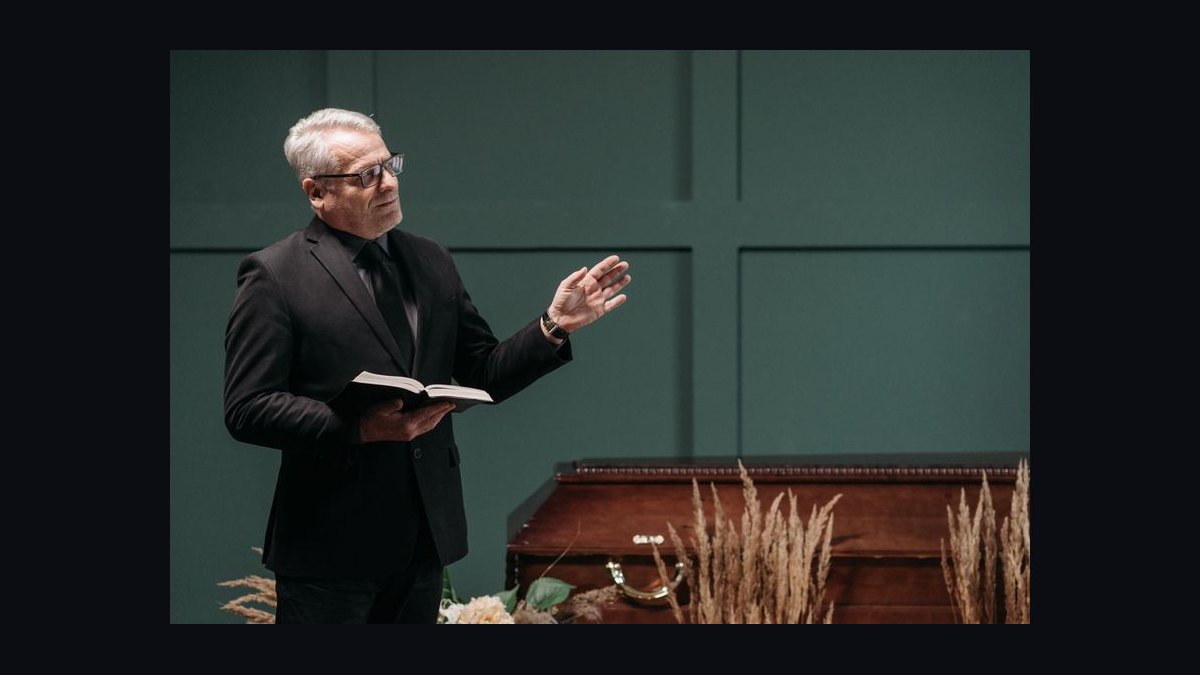 Give a Eulogy From Memory or Read It Off the Page: Which Funeral Directors Recommend in 2027
