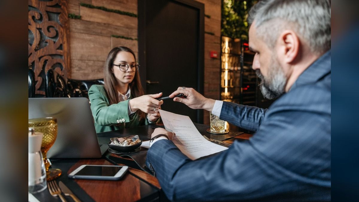Top 10 deal review role-play scenarios for sales teams — figure 1