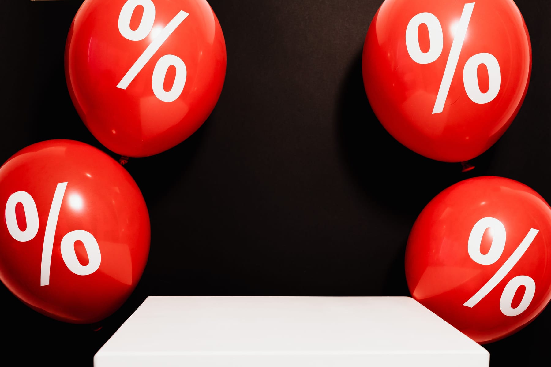 What is a typical sales compensation structure as a percentage of gross profit to the rep?