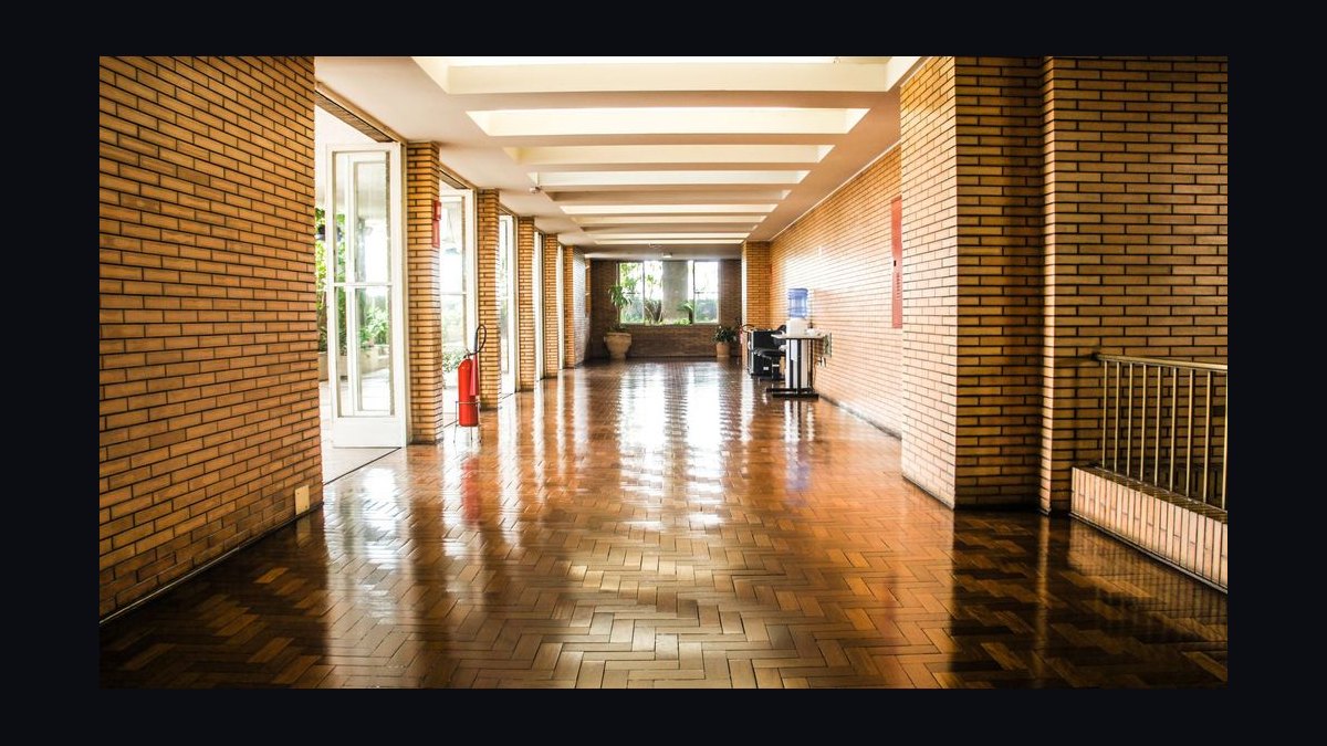 Commercial Floor-Care and Strip-Wax Contract Selling — 60-Min Training
