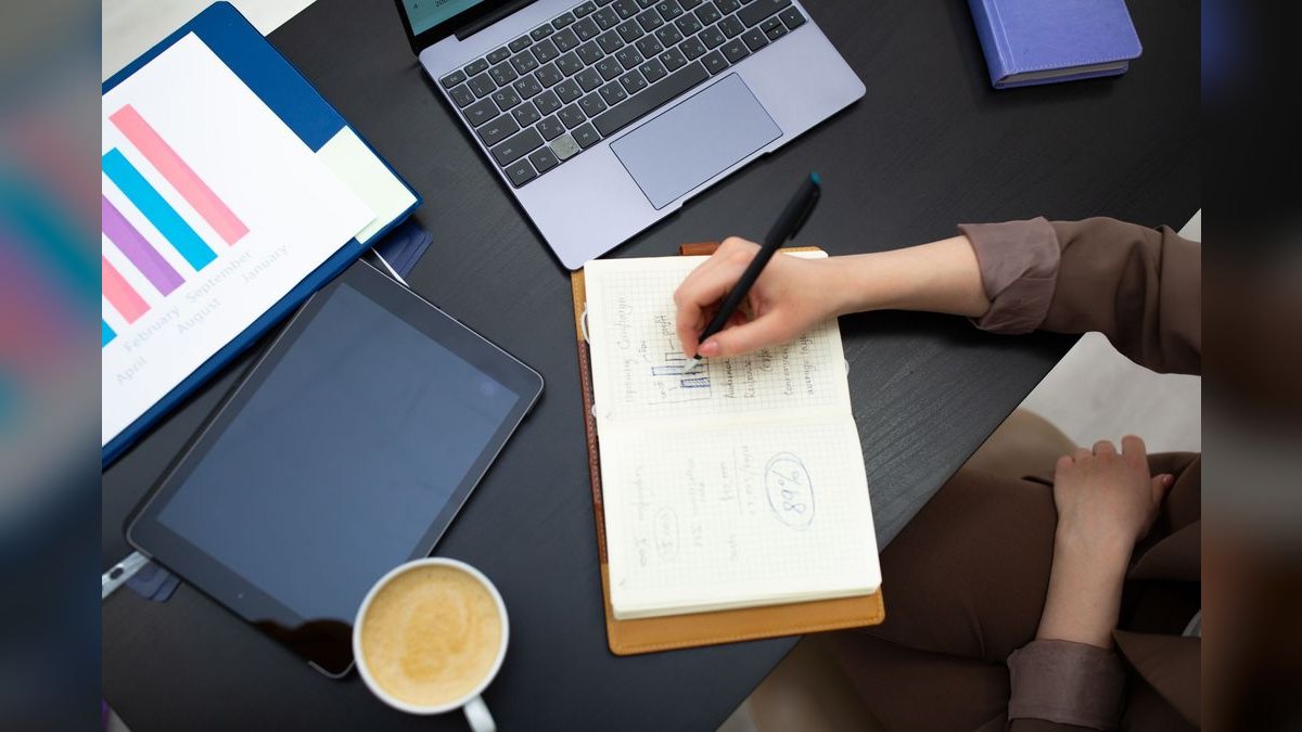 How do you run a sales training on selling during a budget freeze in 2027 — figure 3