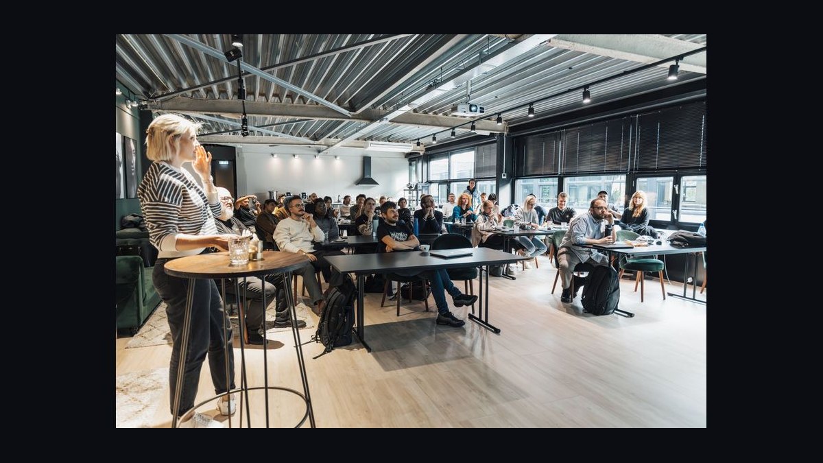What does a mid-market sales training program cost to build in 2027 — figure 1