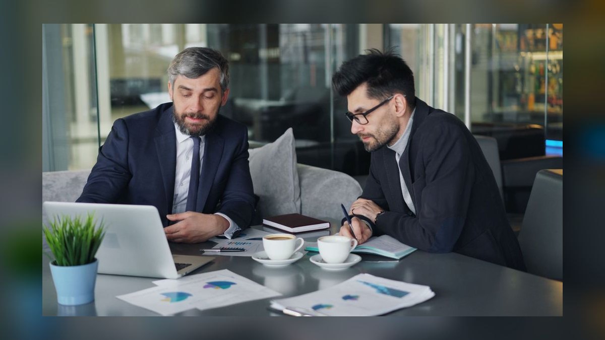 How do you train a sales team in Hardware & Devices in 2027 — figure 8