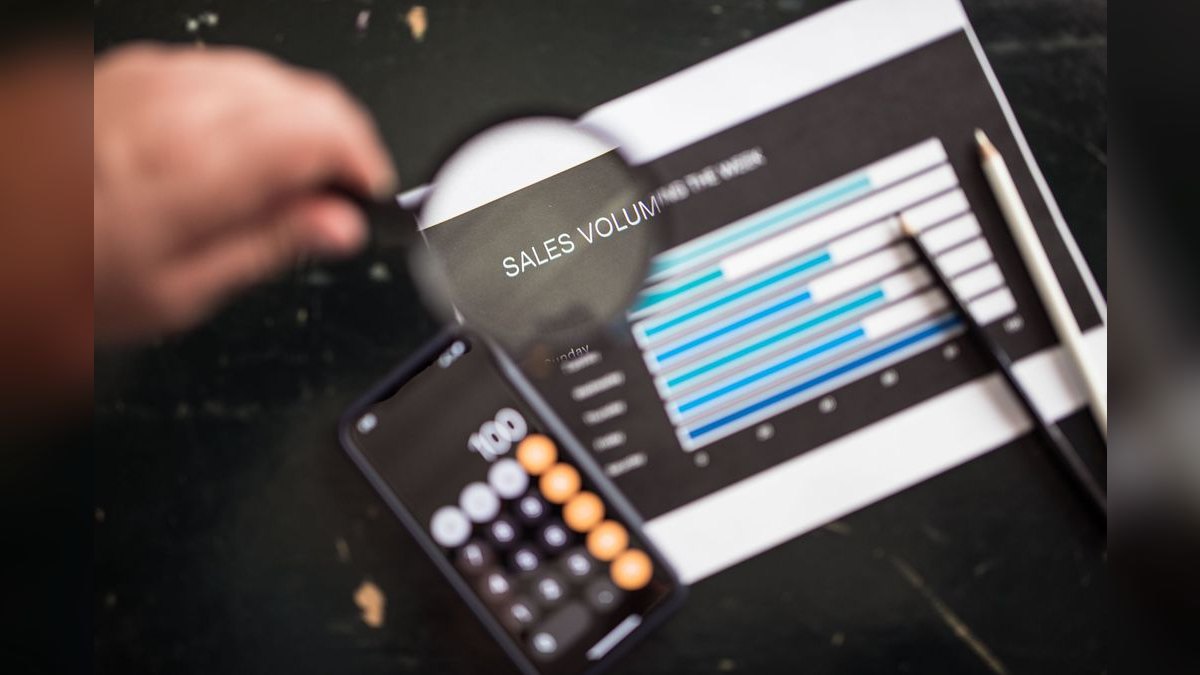 How does HubSpot CRM compare to Salesforce for small business sales pipeline management — figure 4
