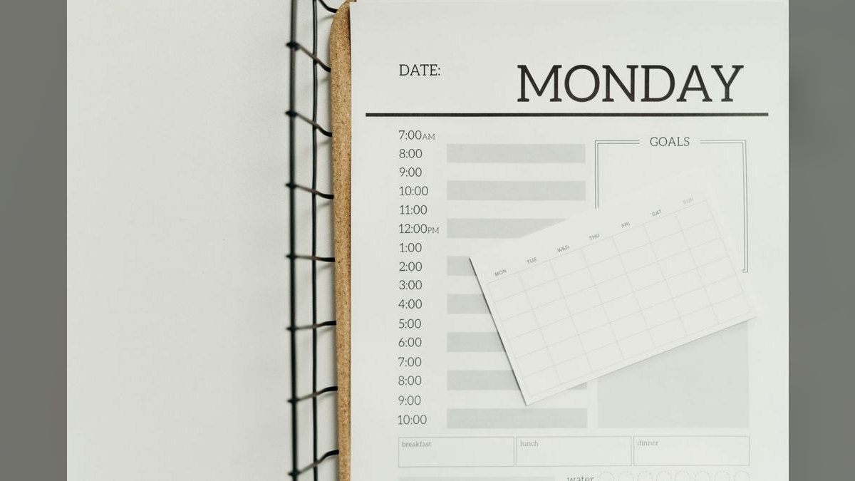Is Monday.com better than Asana for cross-team project tracking with Gantt charts — figure 1