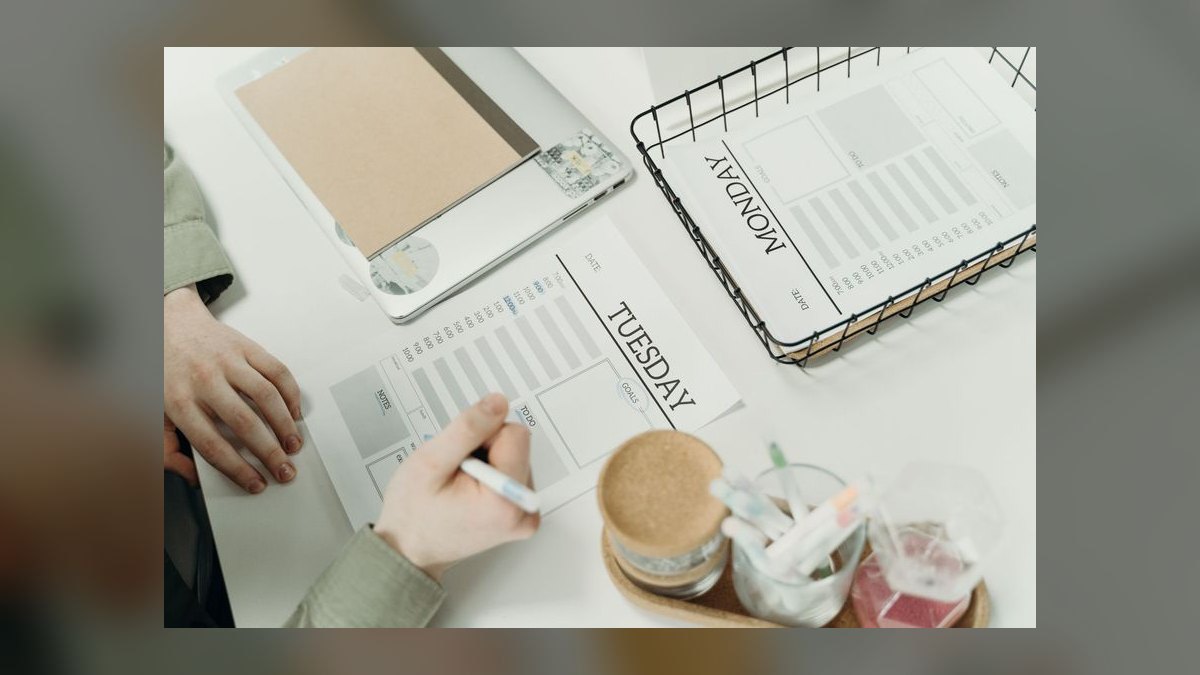 Is Monday.com better than Asana for cross-team project tracking with Gantt charts?