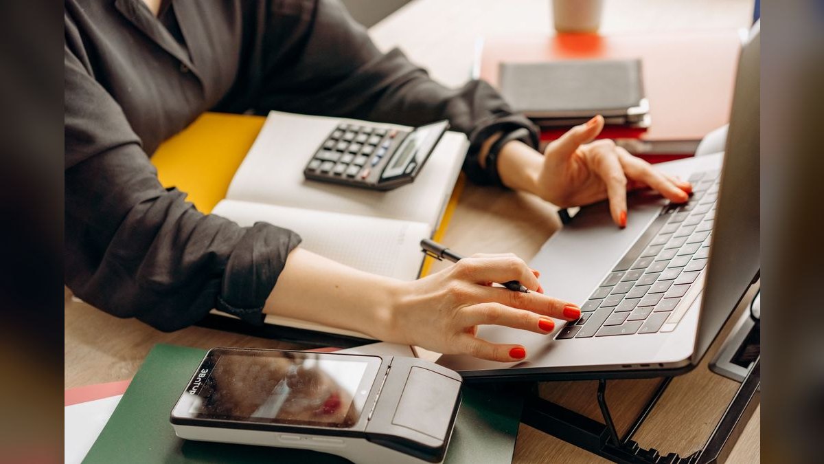 Can Zoho CRM integrate seamlessly with QuickBooks for invoicing and contact sync — figure 3