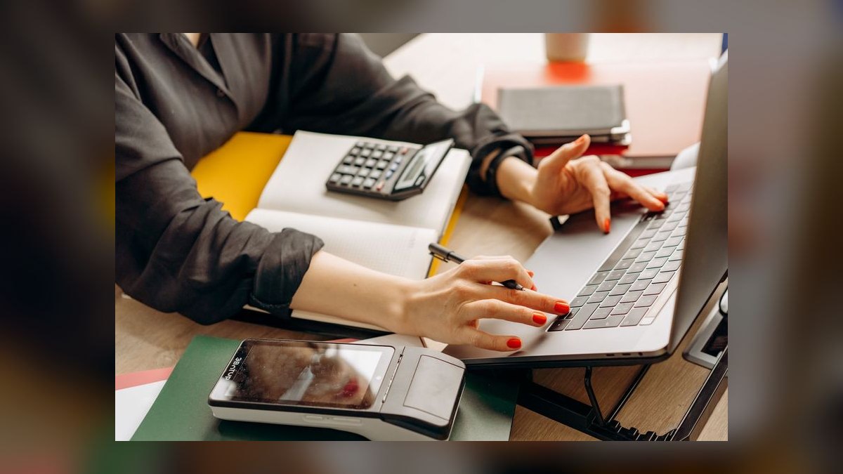 Can Zoho CRM integrate seamlessly with QuickBooks for invoicing and contact sync — figure 7