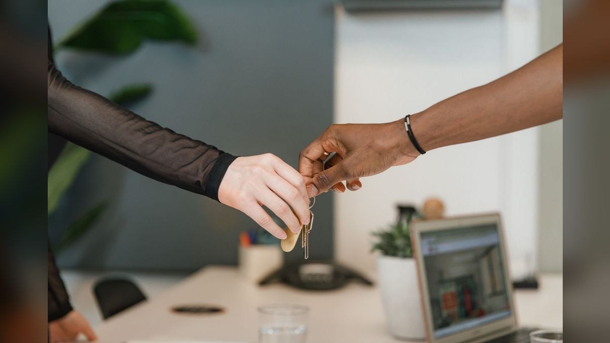 How does Pipedrive’s deal stage tracking differ from Freshsales’ lead scoring — figure 3