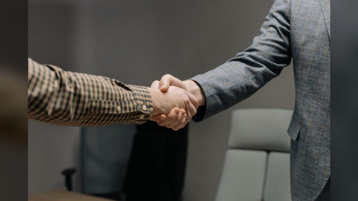 How does Pipedrive’s deal stage tracking differ from Freshsales’ lead scoring — figure 5