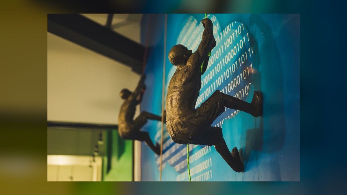 Does Bitdefender GravityZone outperform CrowdStrike Falcon for endpoint detection on a mixed OS network — figure 10