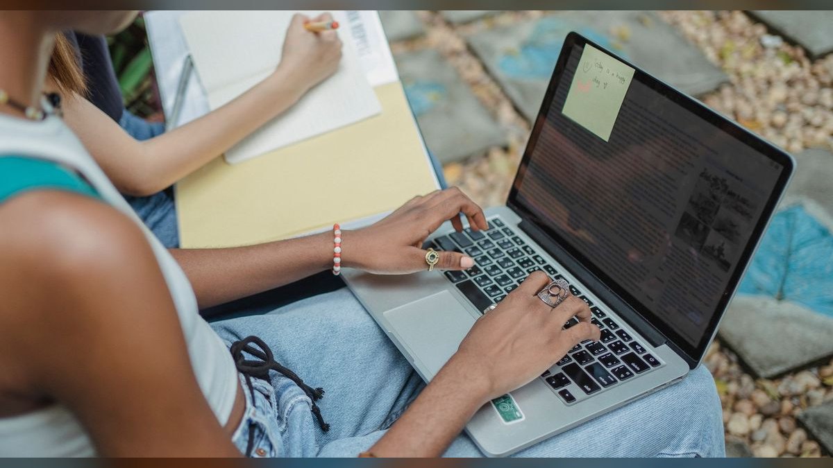 What is the best AI writing assistant for business emails—Jasper or Copy.ai?