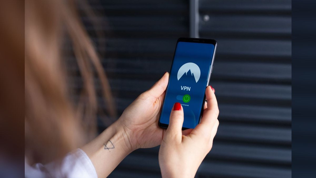 What are the privacy concerns with using AI chatbots like ChatGPT in the workplace?