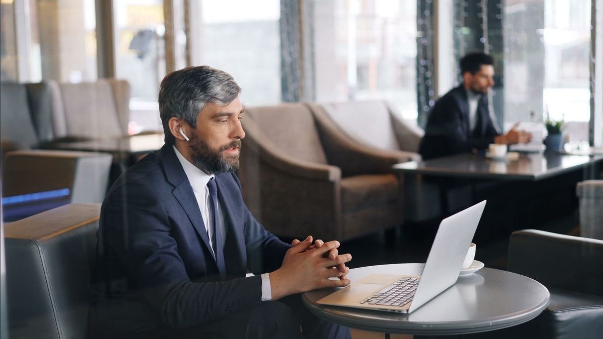 What is the best tool for video prospecting—Loom or Vidyard?