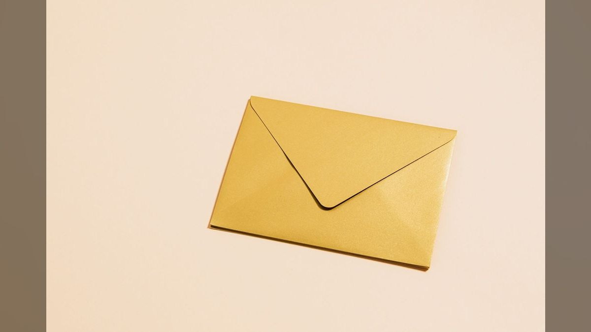What are the real differences in email sequencing between Outreach and SalesLoft for enterprise sales — figure 1