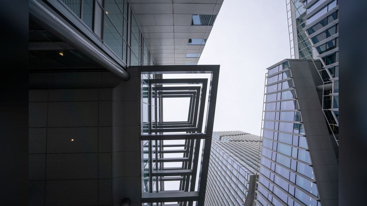 What to Wear to a Retail Management Role in 2027