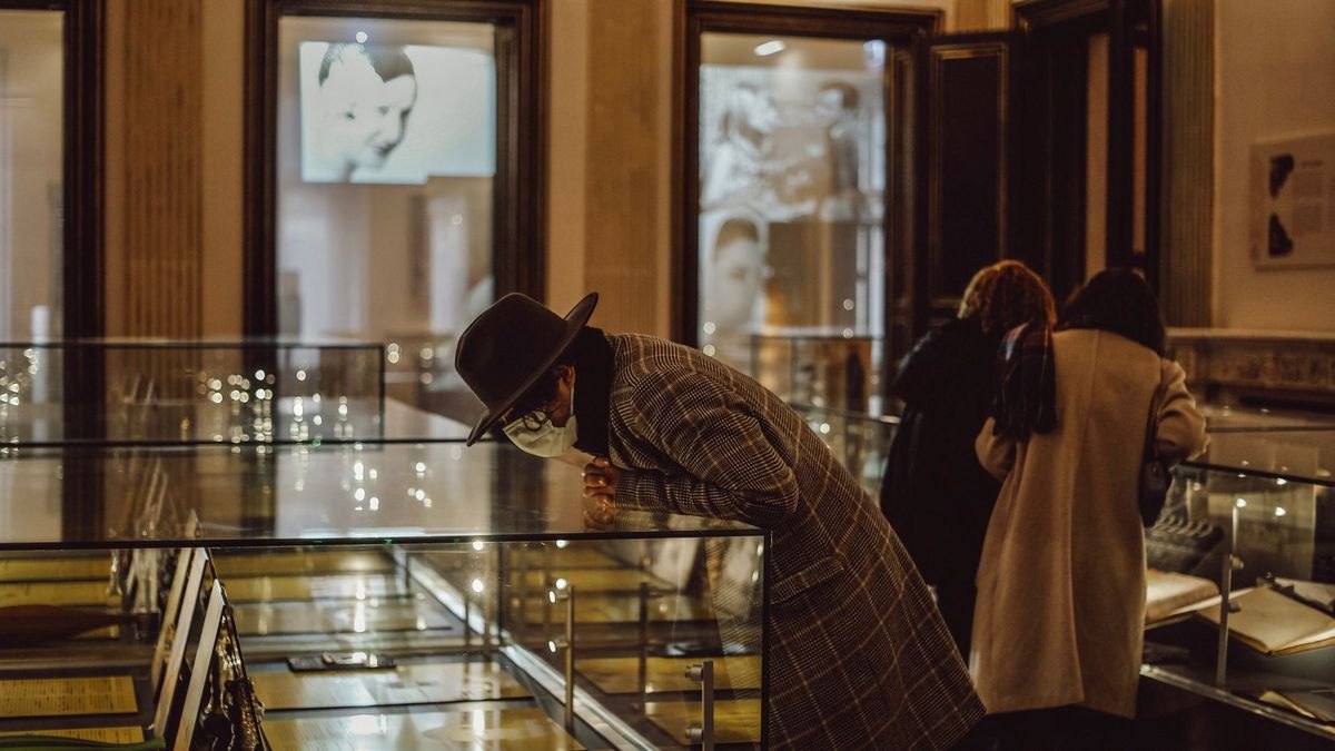 What to Wear to a Museum Date in 2027