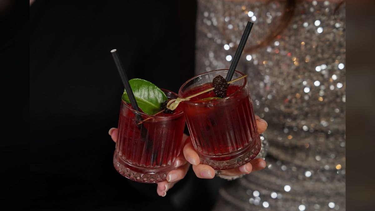 What to Wear to a Cocktail Party in Your 30s in 2027