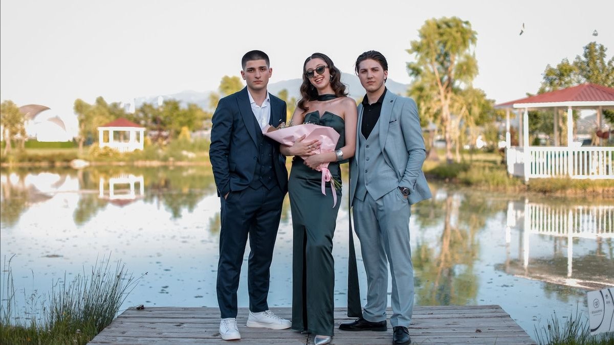 What to Wear as a Officiant to a Lakeside Wedding in 2027
