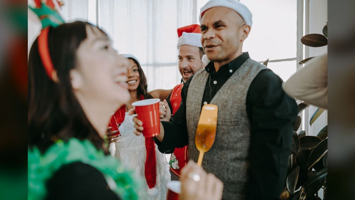 What to Wear to a Holiday Party in Your 30s in 2027 — figure 4