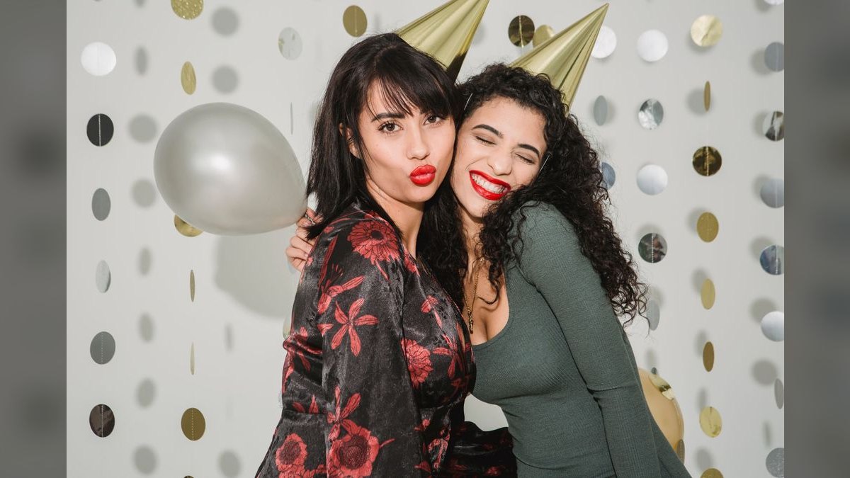 What to Wear to a Holiday Party in Your 30s in 2027 — figure 5