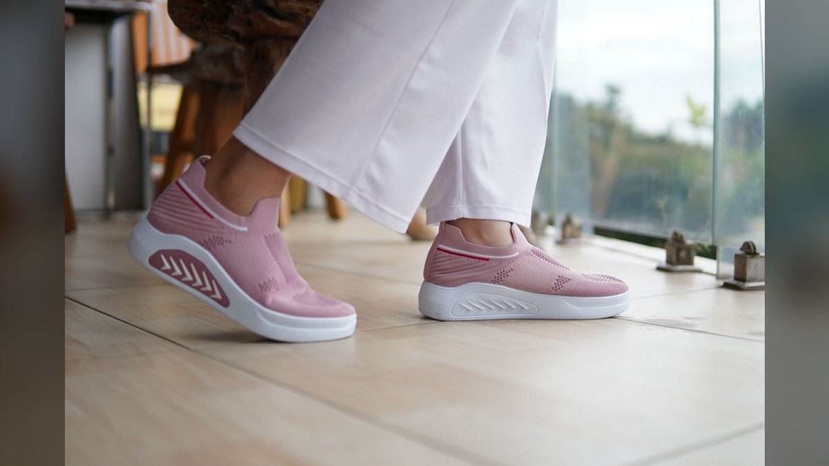 How to Style White Sneakers for a Gallery Opening in 2027 — figure 5