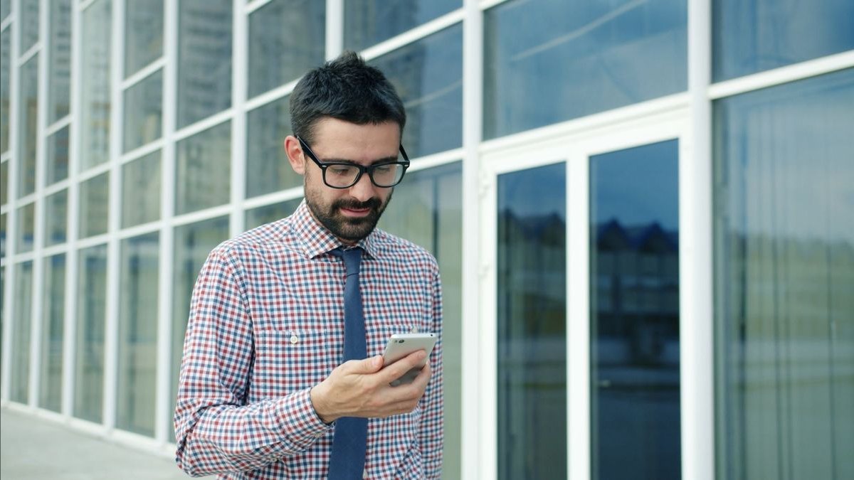 How do I check if my phone is compatible with a new carrier in 2027 — figure 4