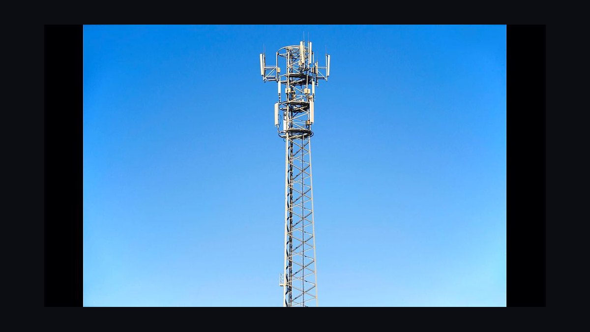 What does SpaceX buying 800 MHz spectrum mean for Verizon, AT&T and T-Mobile in 2027 — figure 7