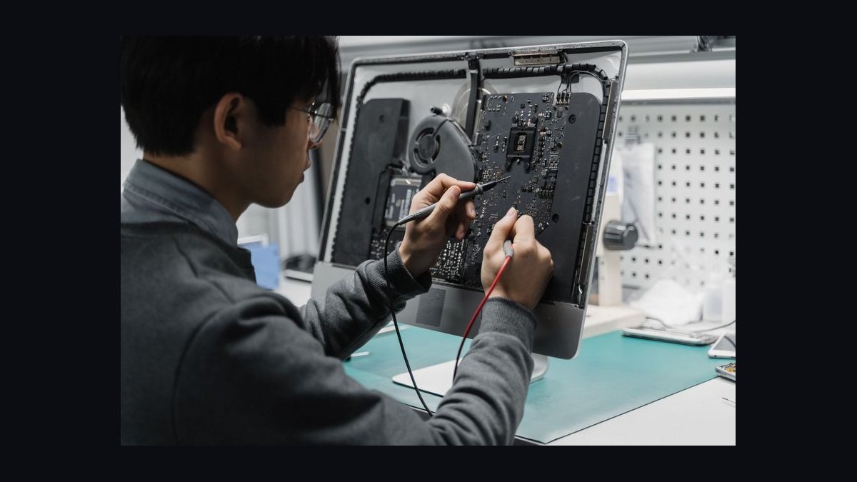 What is the complete software stack for a computer and phone repair shop in 2027 — figure 1