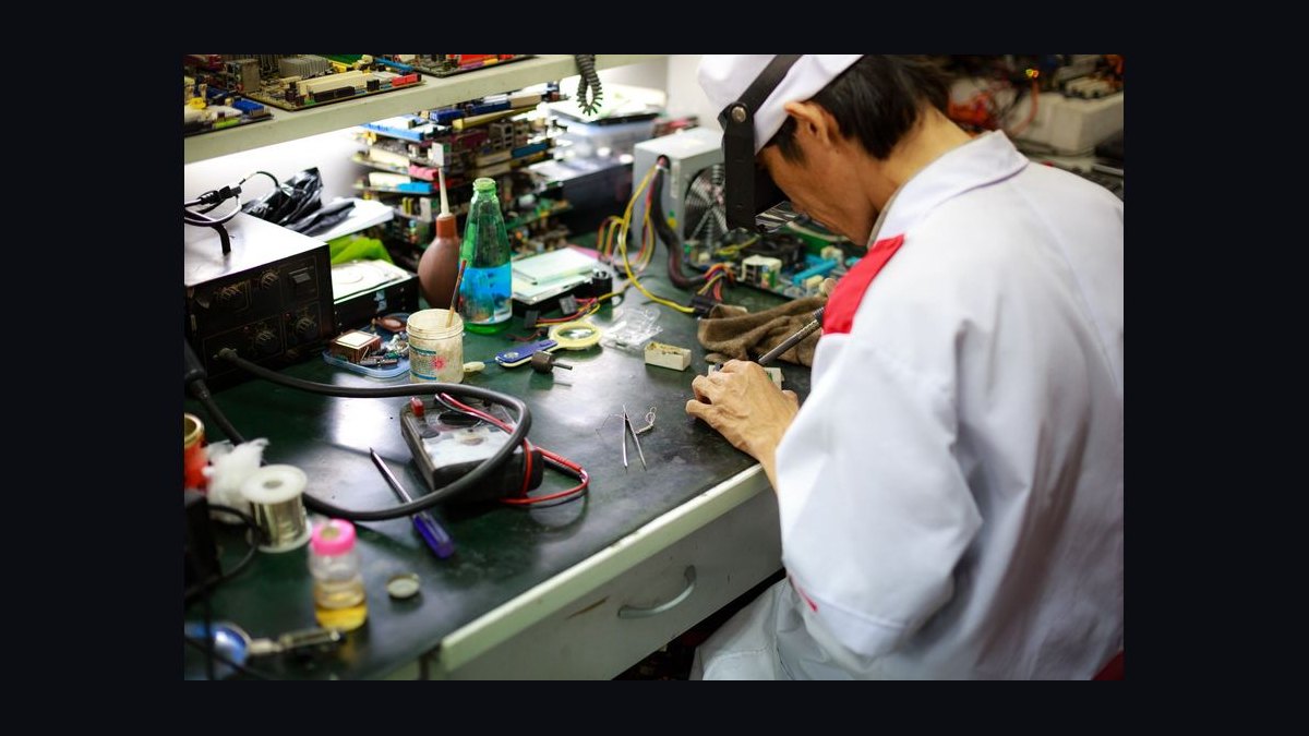 What is the complete software stack for a computer and phone repair shop in 2027 — figure 2