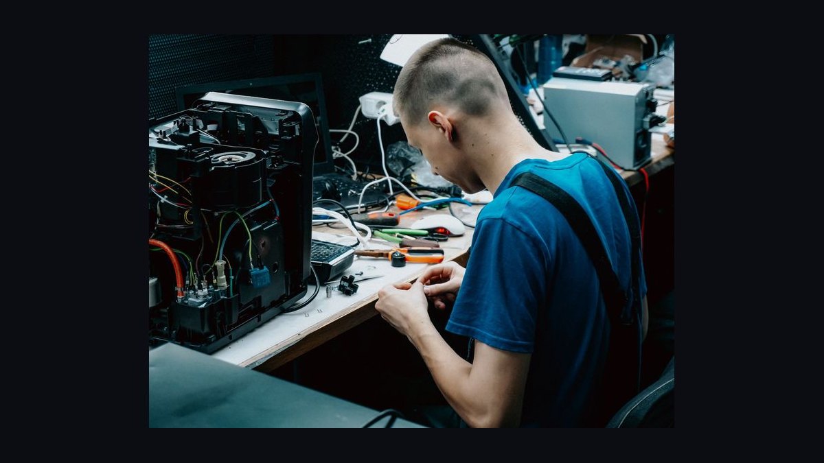 What is the complete software stack for a computer and phone repair shop in 2027?